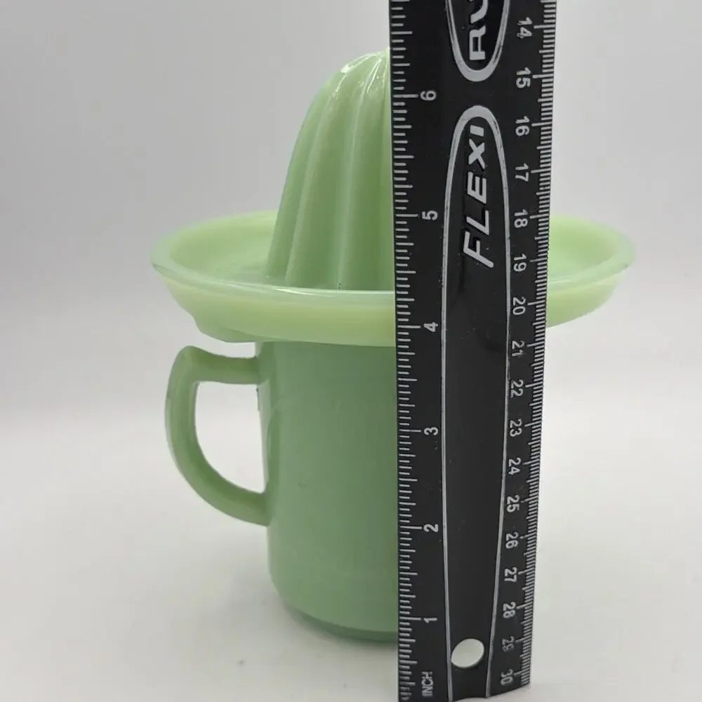 VINTAGE Cream Dove Mfg. Co. measuring cup GREEN JADEITE Green JUICER RARE MCM
